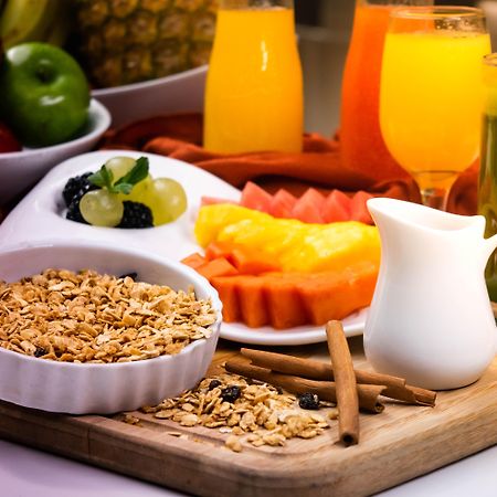 Clarion Suites Guatemala City Exterior foto Healthy breakfast