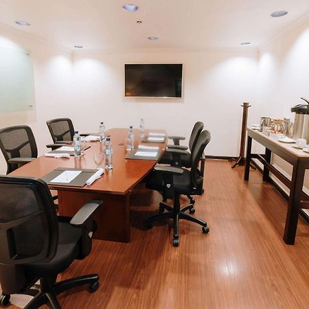 Clarion Suites Guatemala City Exterior foto A typical meeting room
