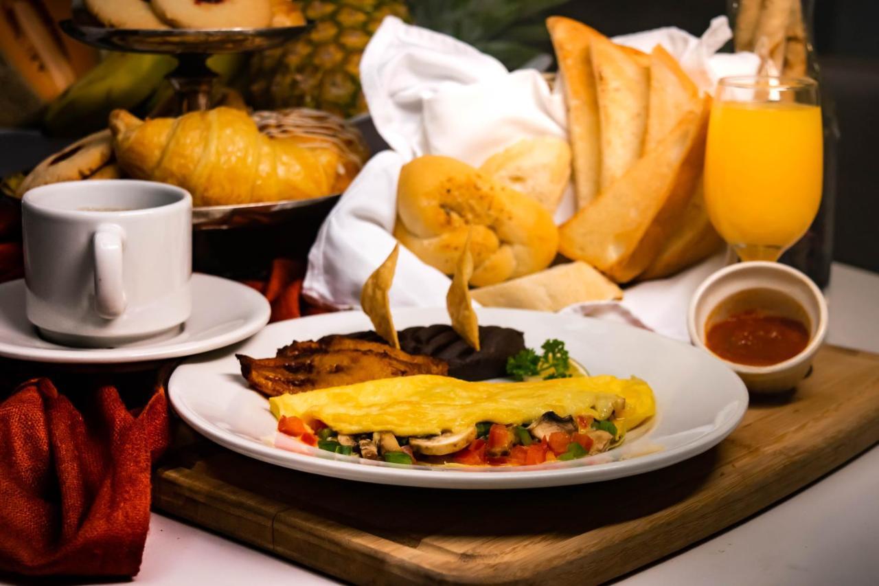 Clarion Suites Guatemala City Exterior foto A typical breakfast