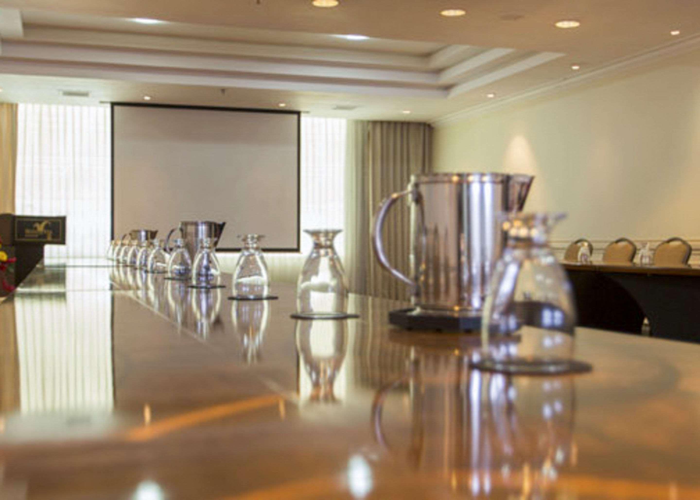Clarion Suites Guatemala City Exterior foto A meeting room at the hotel