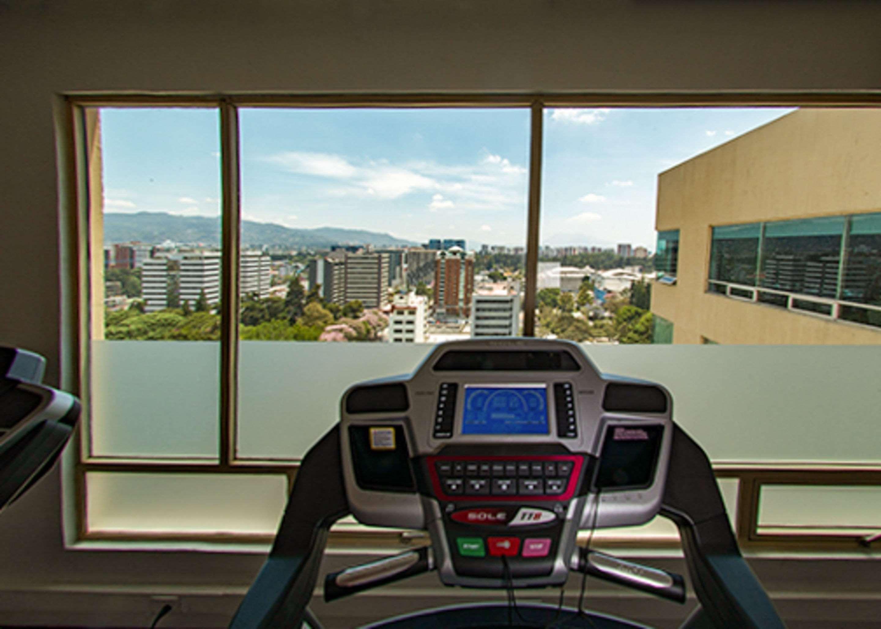 Clarion Suites Guatemala City Exterior foto The gym at the hotel
