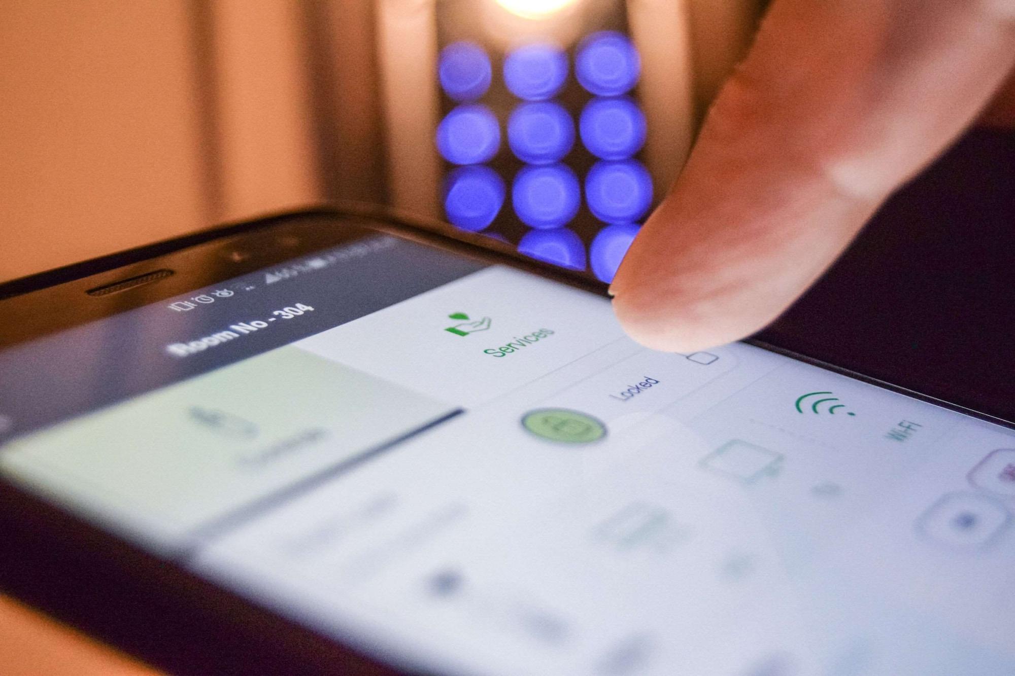 Clarion Suites Guatemala City Exterior foto A smartphone with a touchscreen