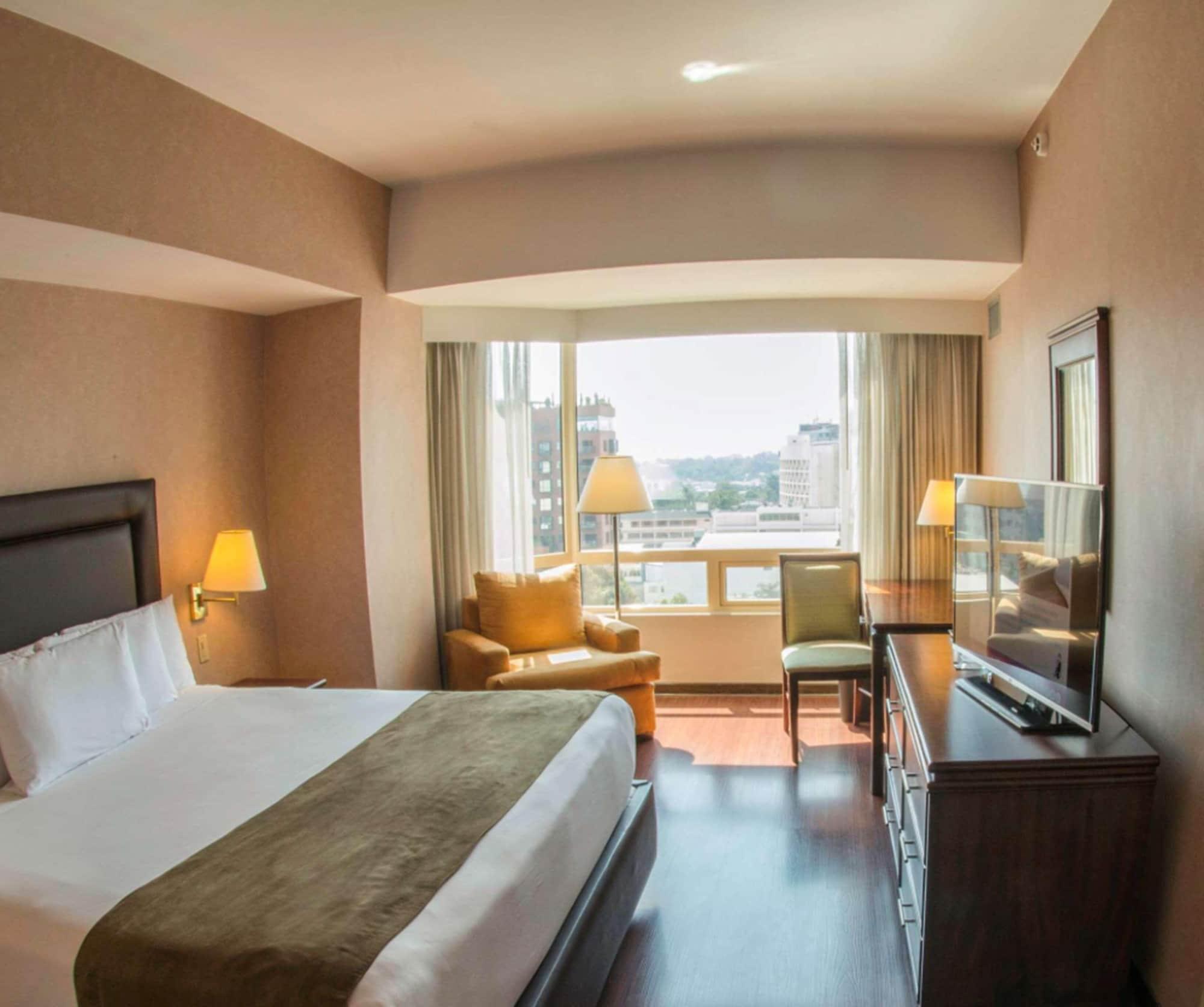 Clarion Suites Guatemala City Exterior foto A room at the hotel