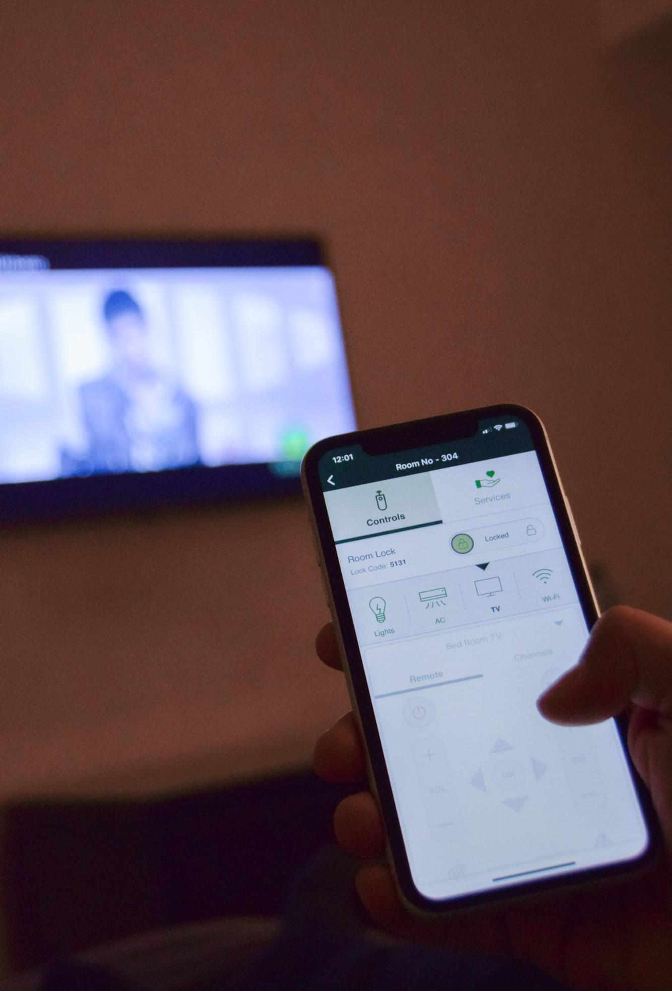 Clarion Suites Guatemala City Exterior foto A mobile phone being used for telemedicine