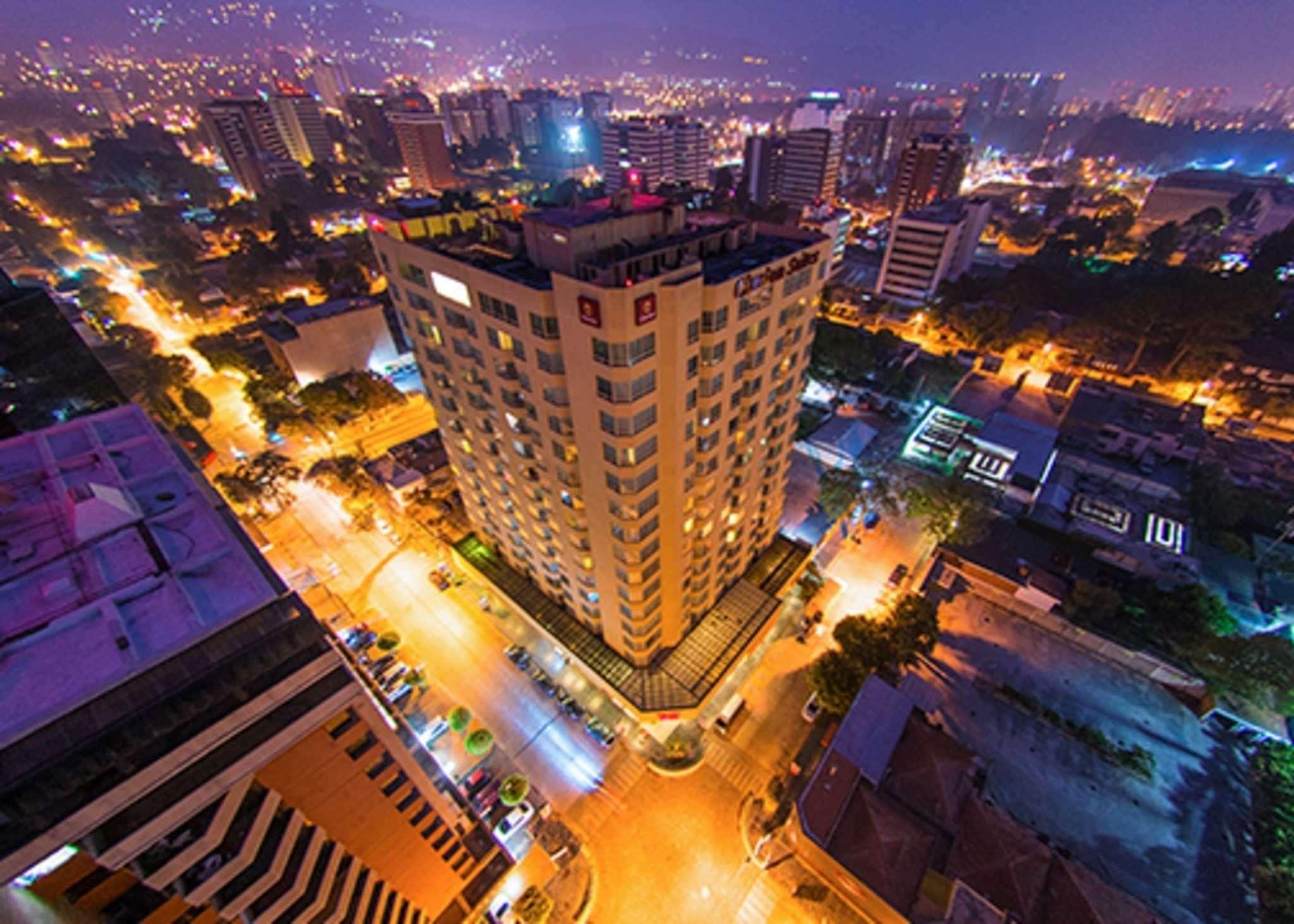 Clarion Suites Guatemala City Exterior foto Aerial view of the city at night