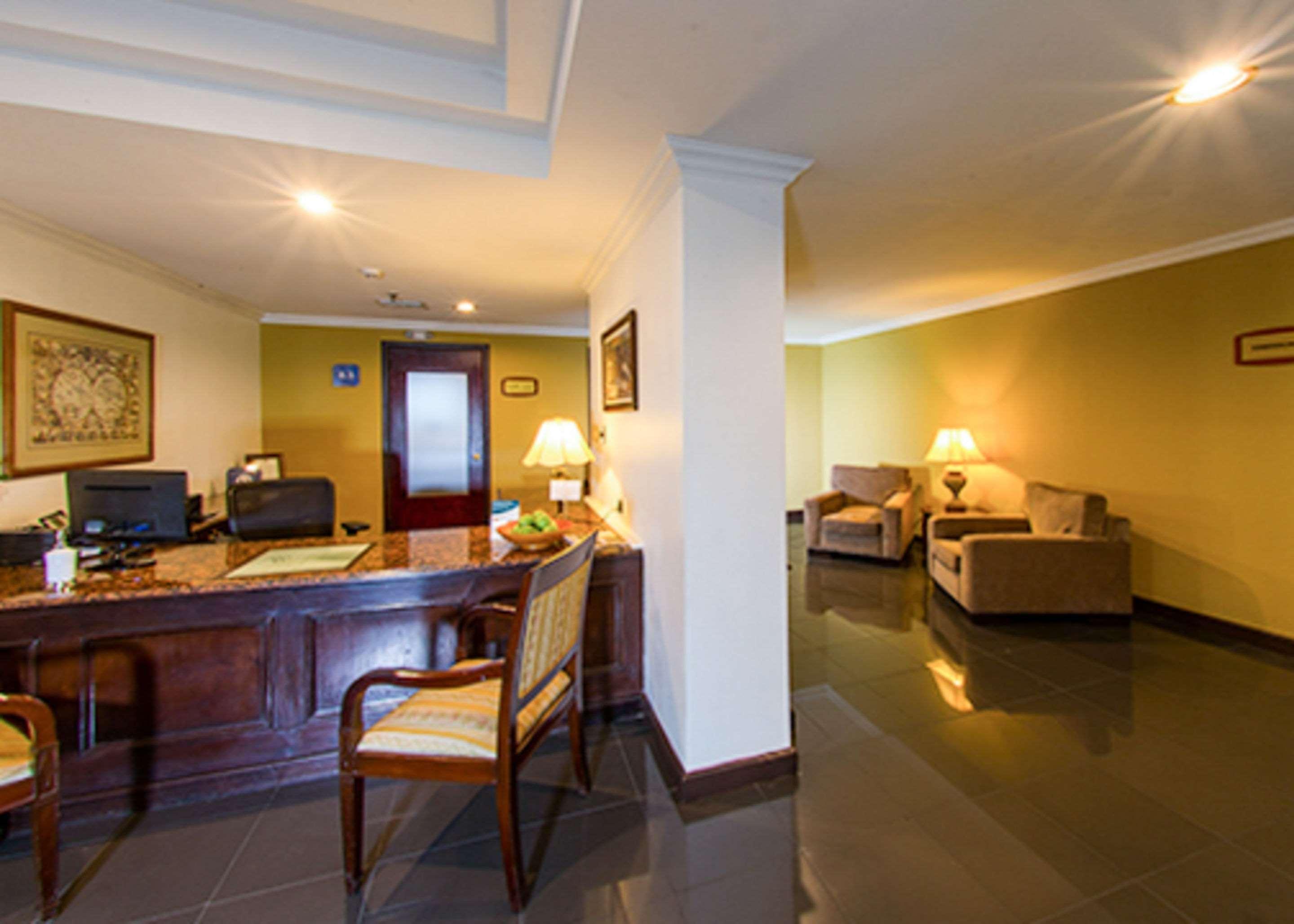 Clarion Suites Guatemala City Exterior foto The lobby of the hotel