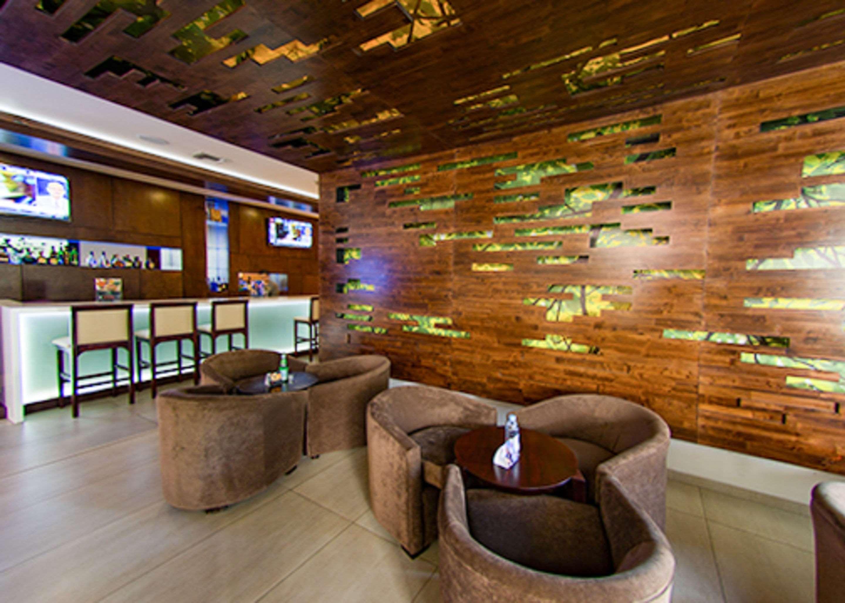 Clarion Suites Guatemala City Exterior foto The lounge at the airport