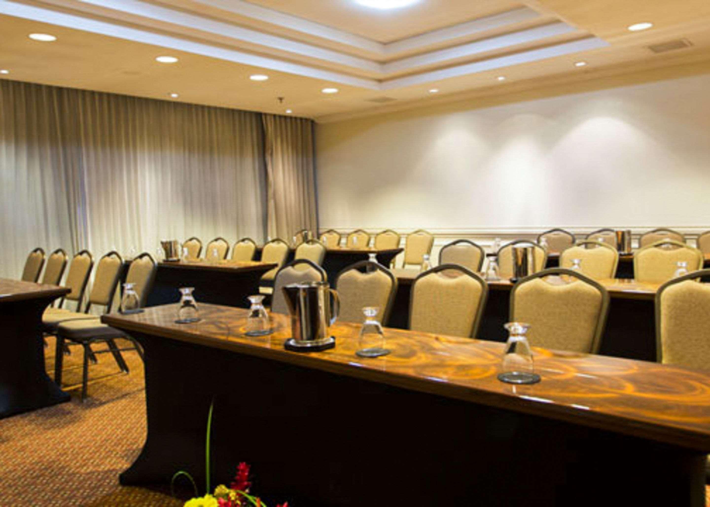 Clarion Suites Guatemala City Exterior foto Meeting room