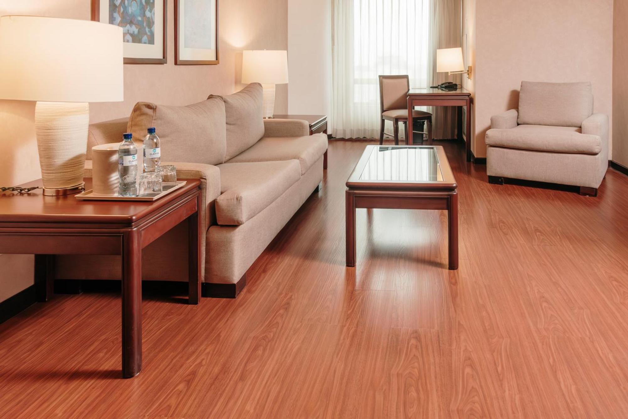 Clarion Suites Guatemala City Exterior foto Laminate flooring