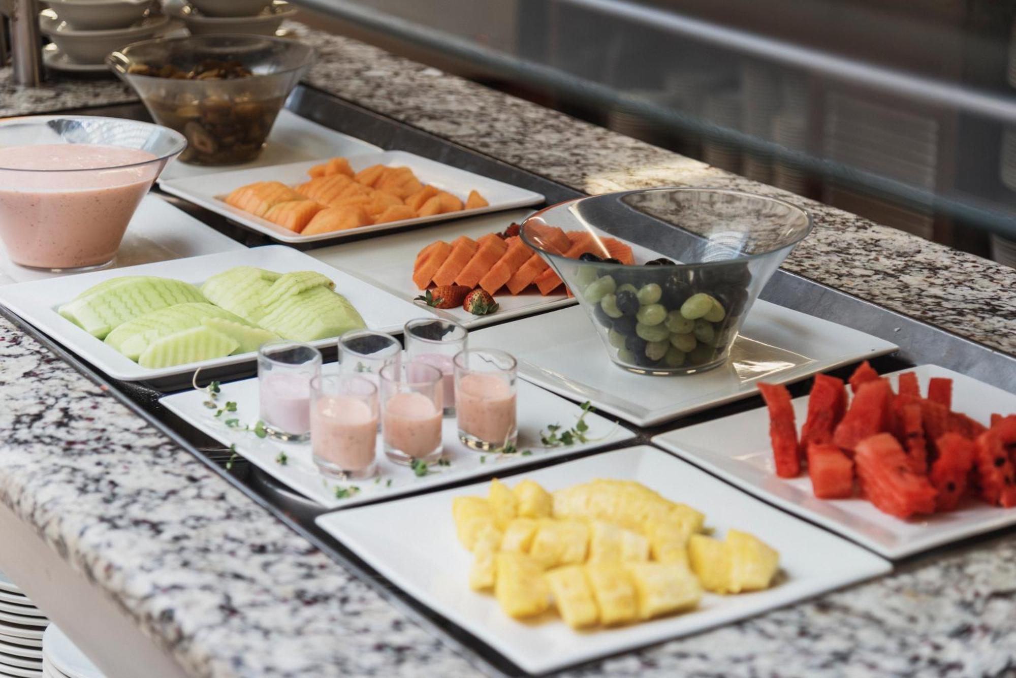 Clarion Suites Guatemala City Exterior foto Fruit salad