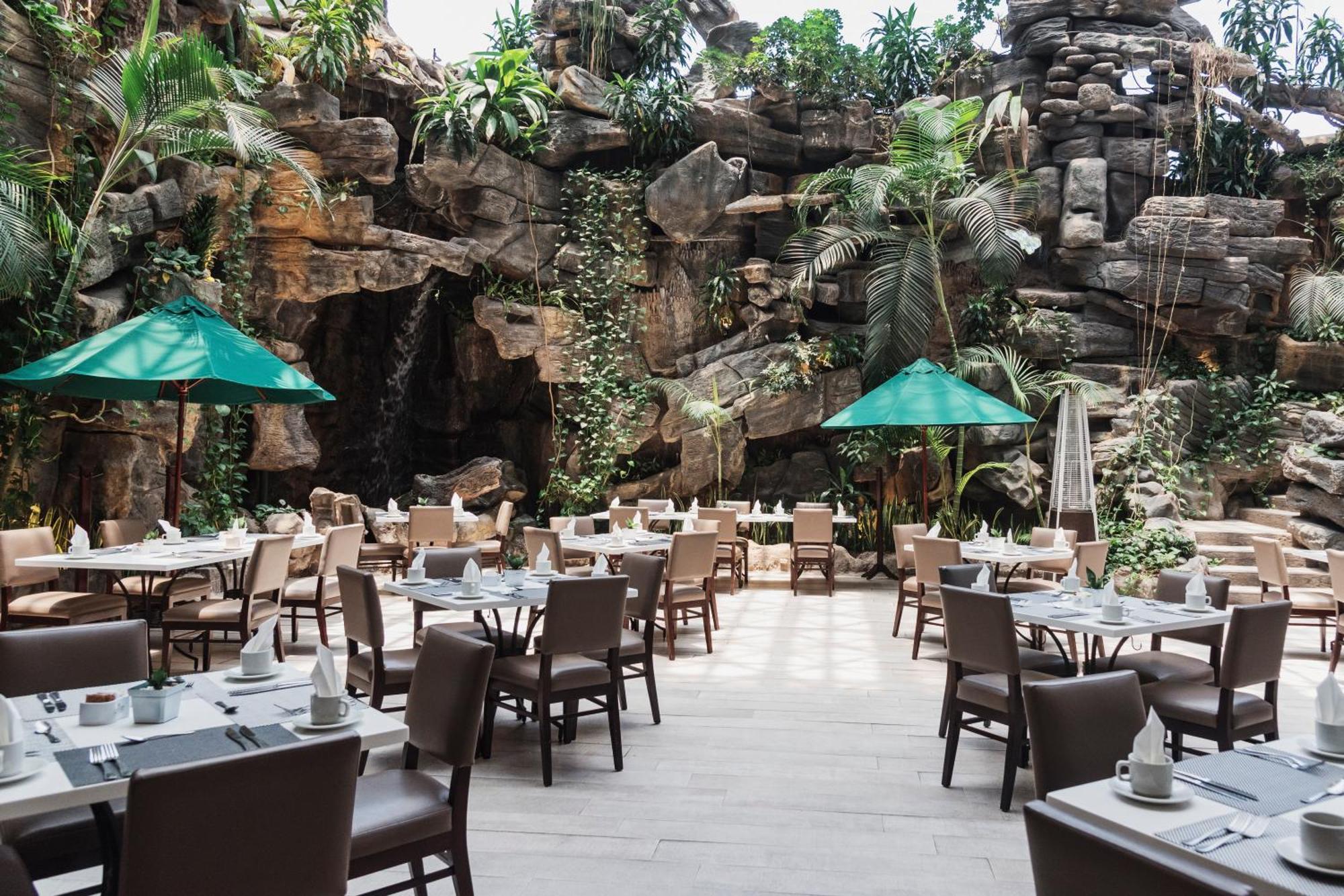 Clarion Suites Guatemala City Exterior foto The Waterfall Terrace