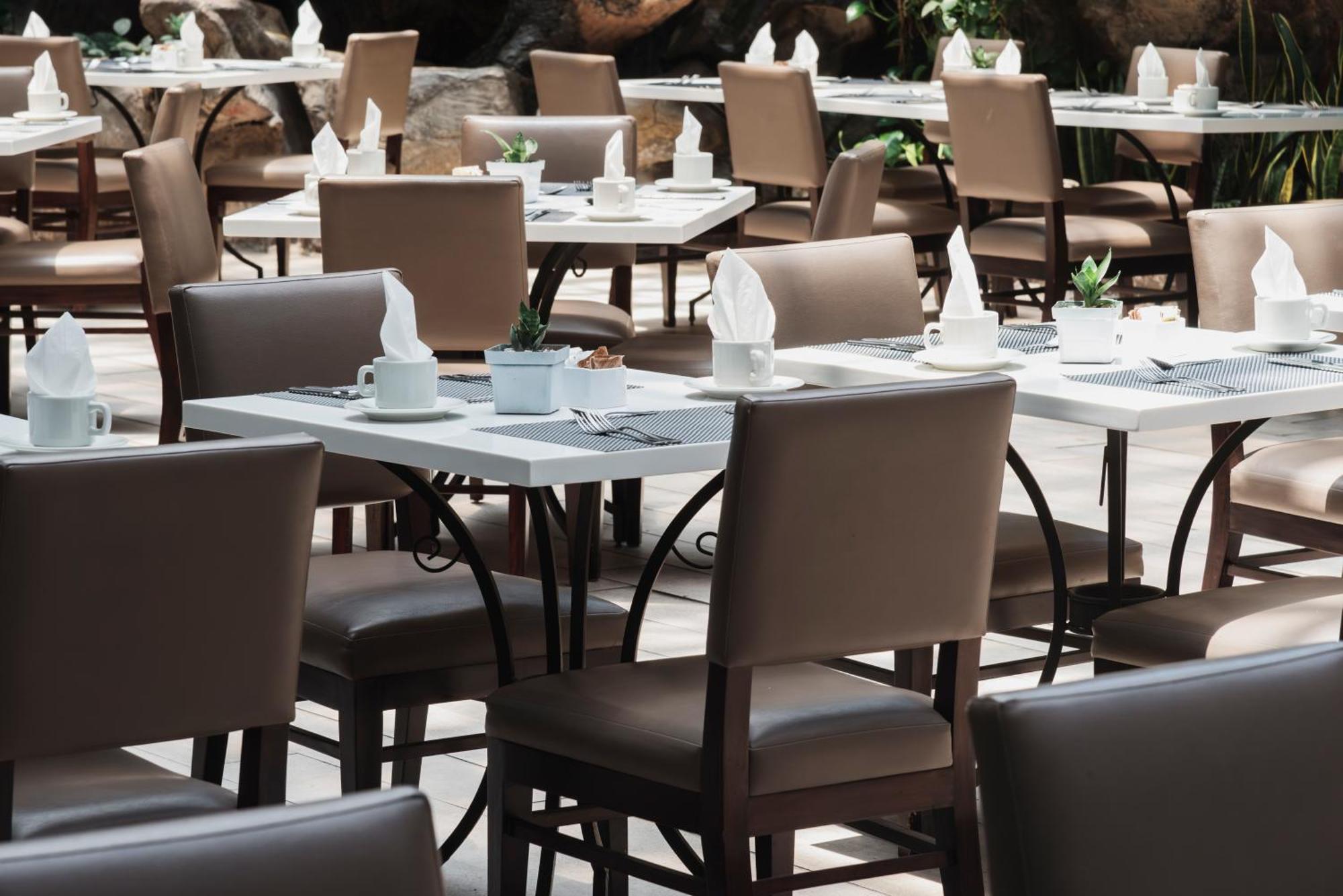 Clarion Suites Guatemala City Exterior foto Restaurant furniture