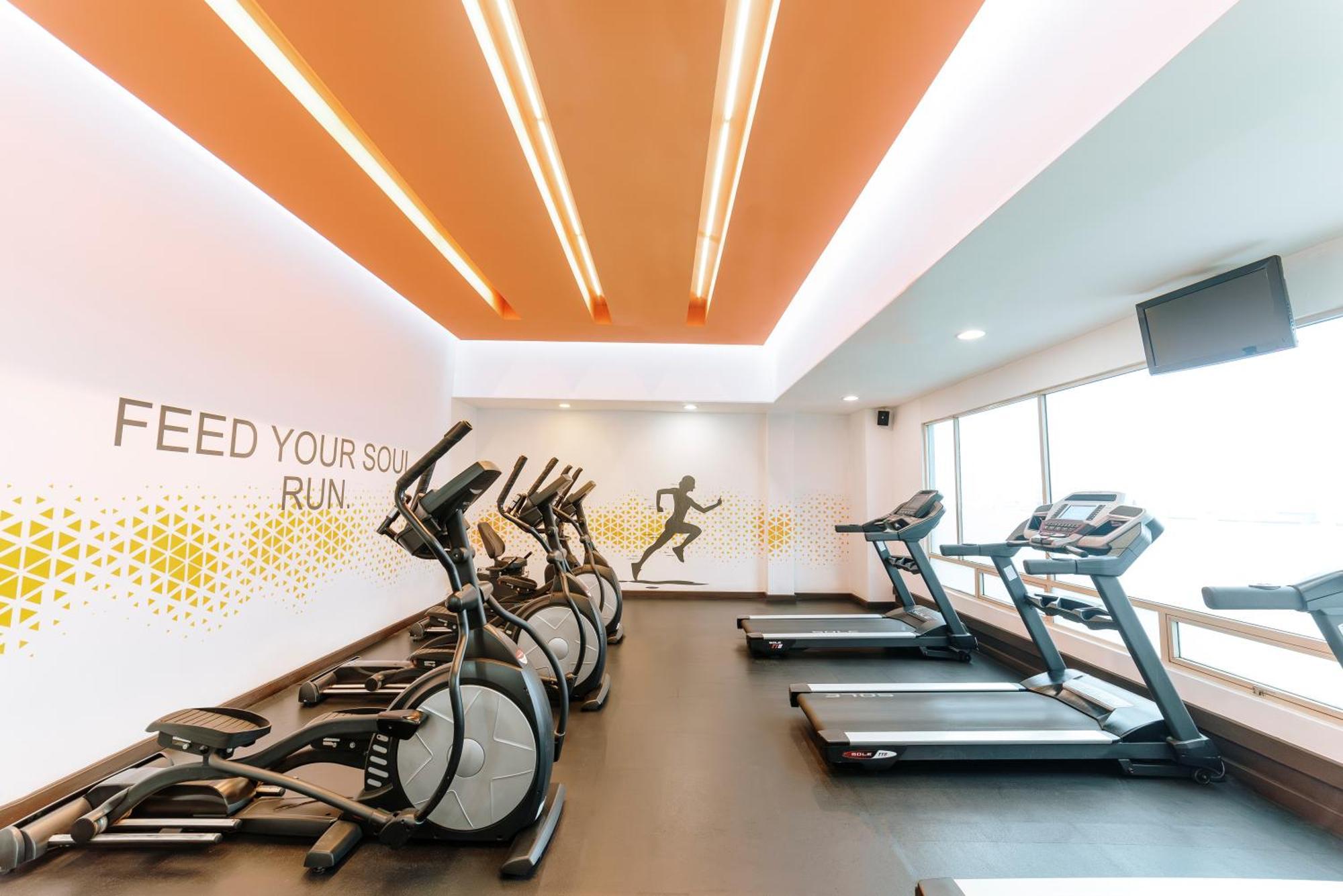 Clarion Suites Guatemala City Exterior foto The gym at the hotel