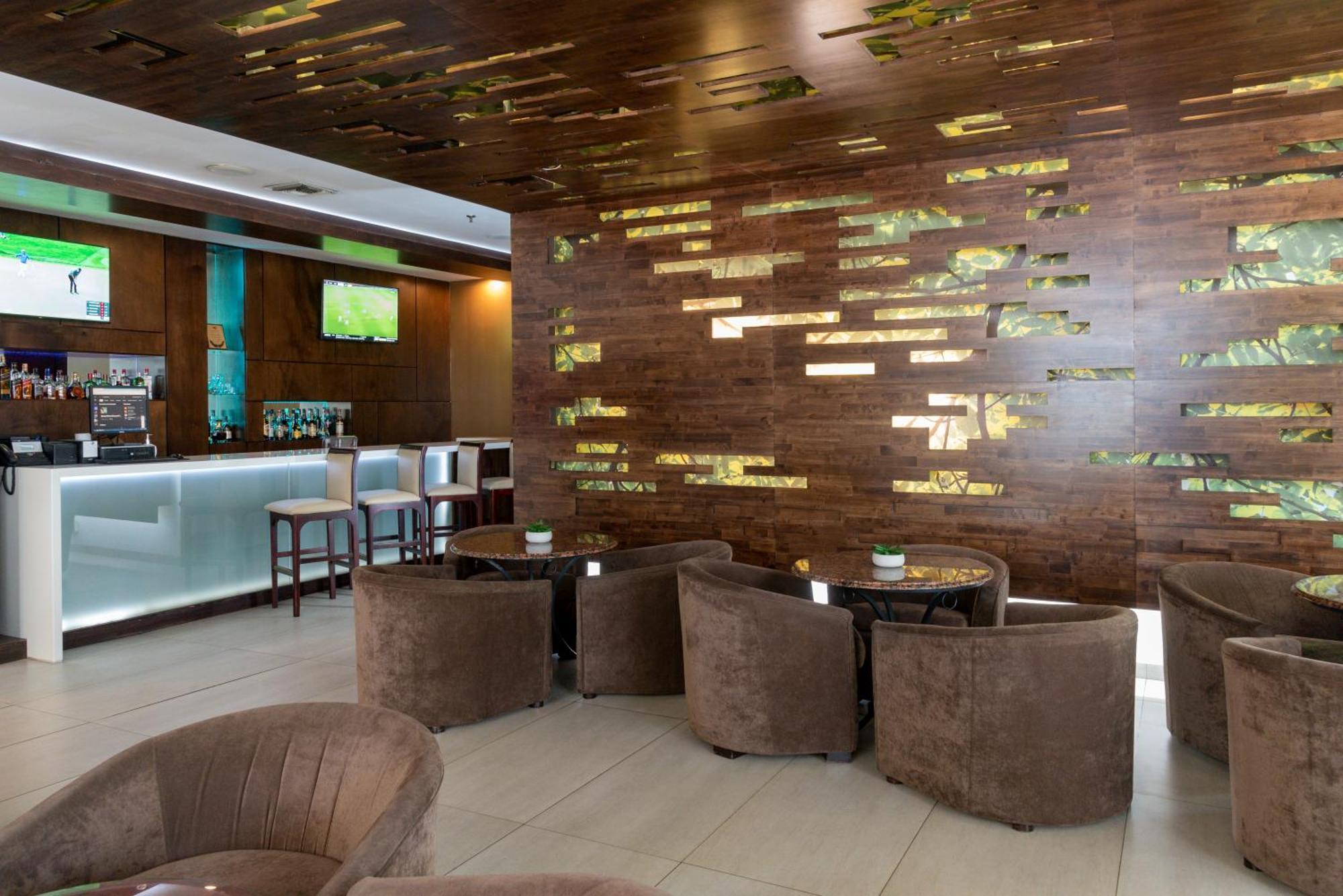Clarion Suites Guatemala City Exterior foto The lounge at the airport