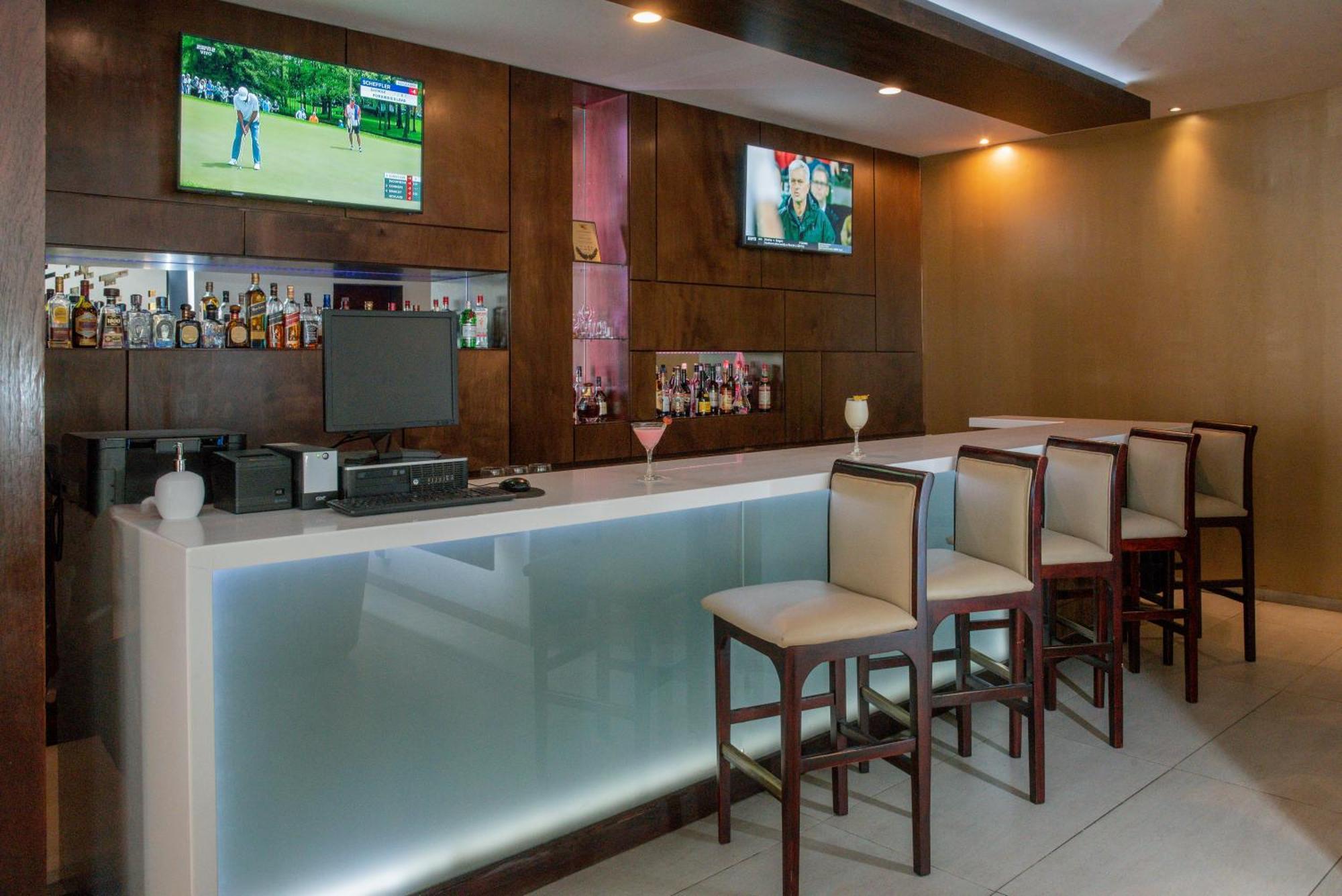 Clarion Suites Guatemala City Exterior foto Bar