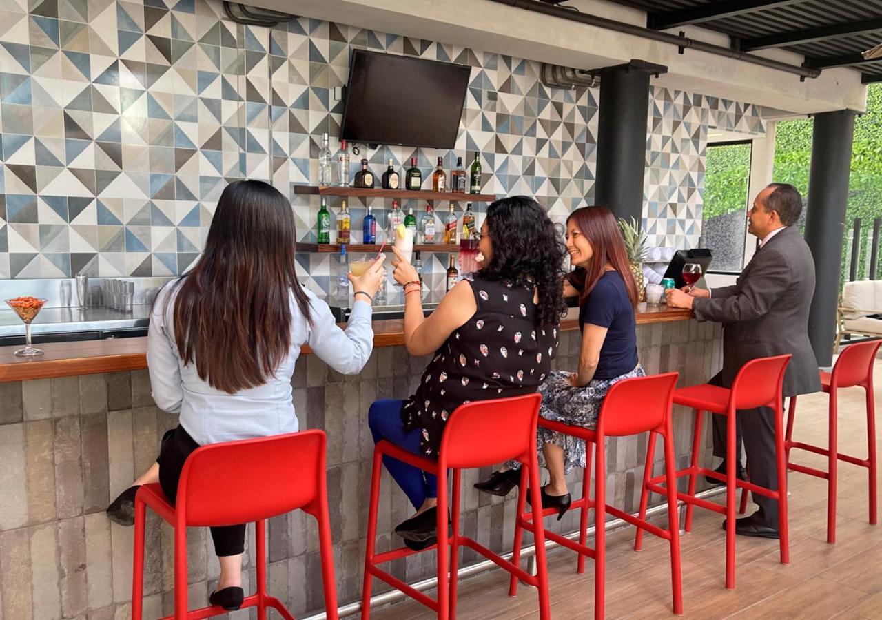 Clarion Suites Guatemala City Exterior foto The bar at the 101 Sky Bar