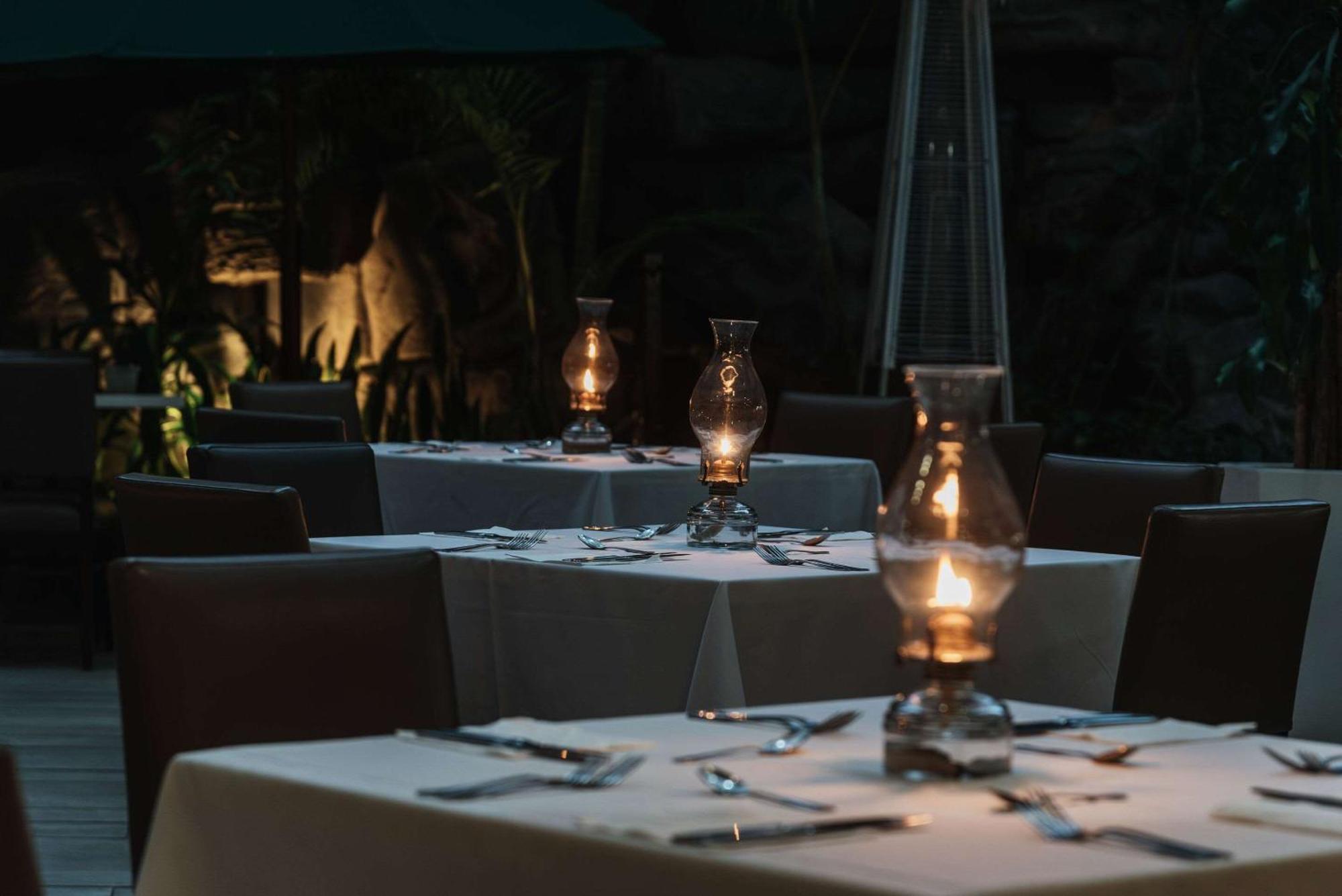 Clarion Suites Guatemala City Exterior foto The restaurant at night