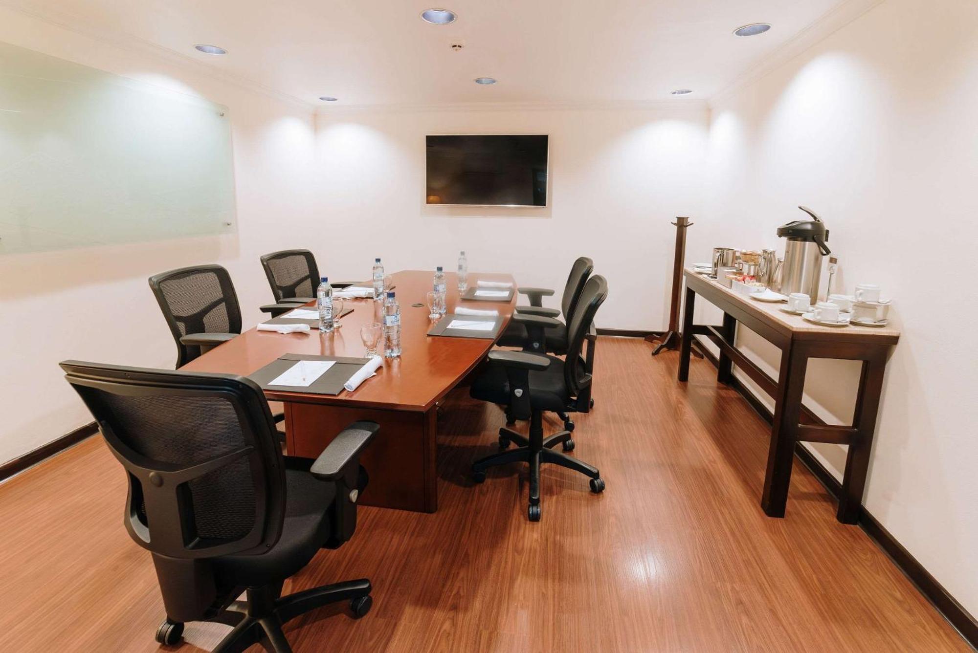 Clarion Suites Guatemala City Exterior foto A typical meeting room