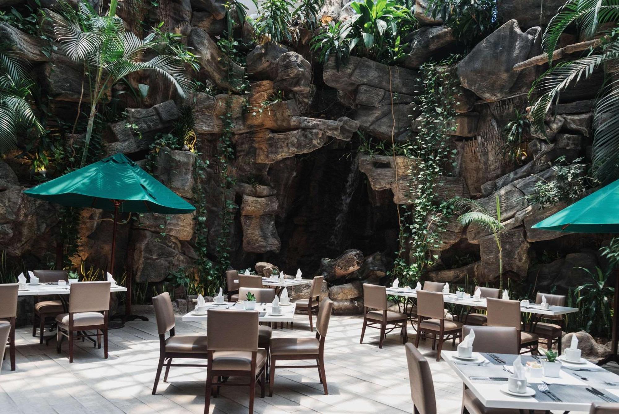 Clarion Suites Guatemala City Exterior foto The Waterfall Cafe