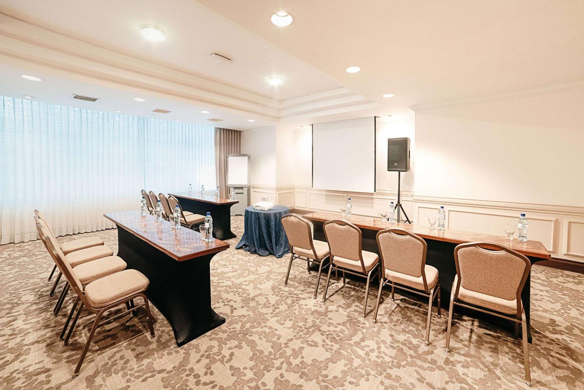 Clarion Suites Guatemala City Exterior foto Meeting room