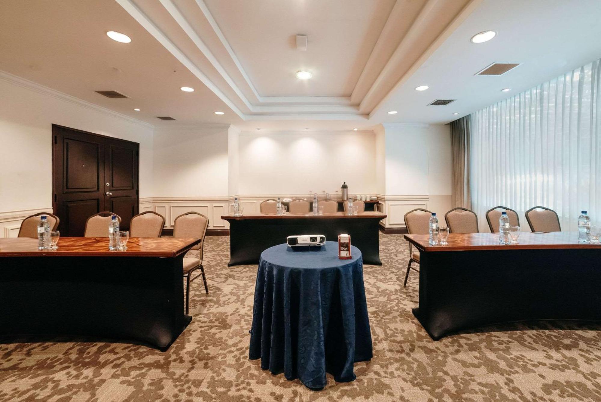 Clarion Suites Guatemala City Exterior foto Meeting room