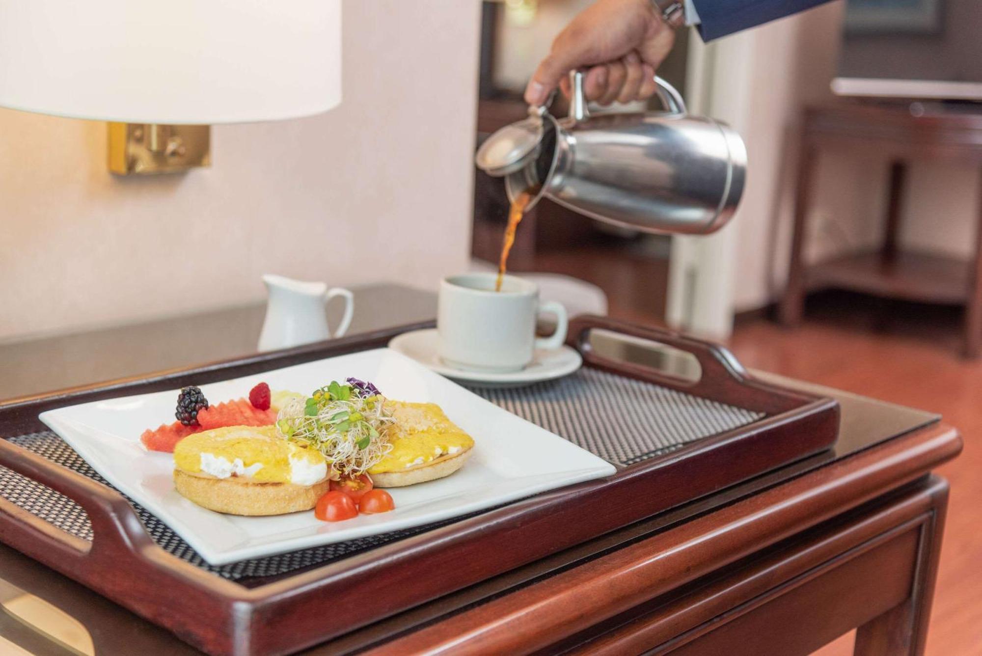 Clarion Suites Guatemala City Exterior foto Room service