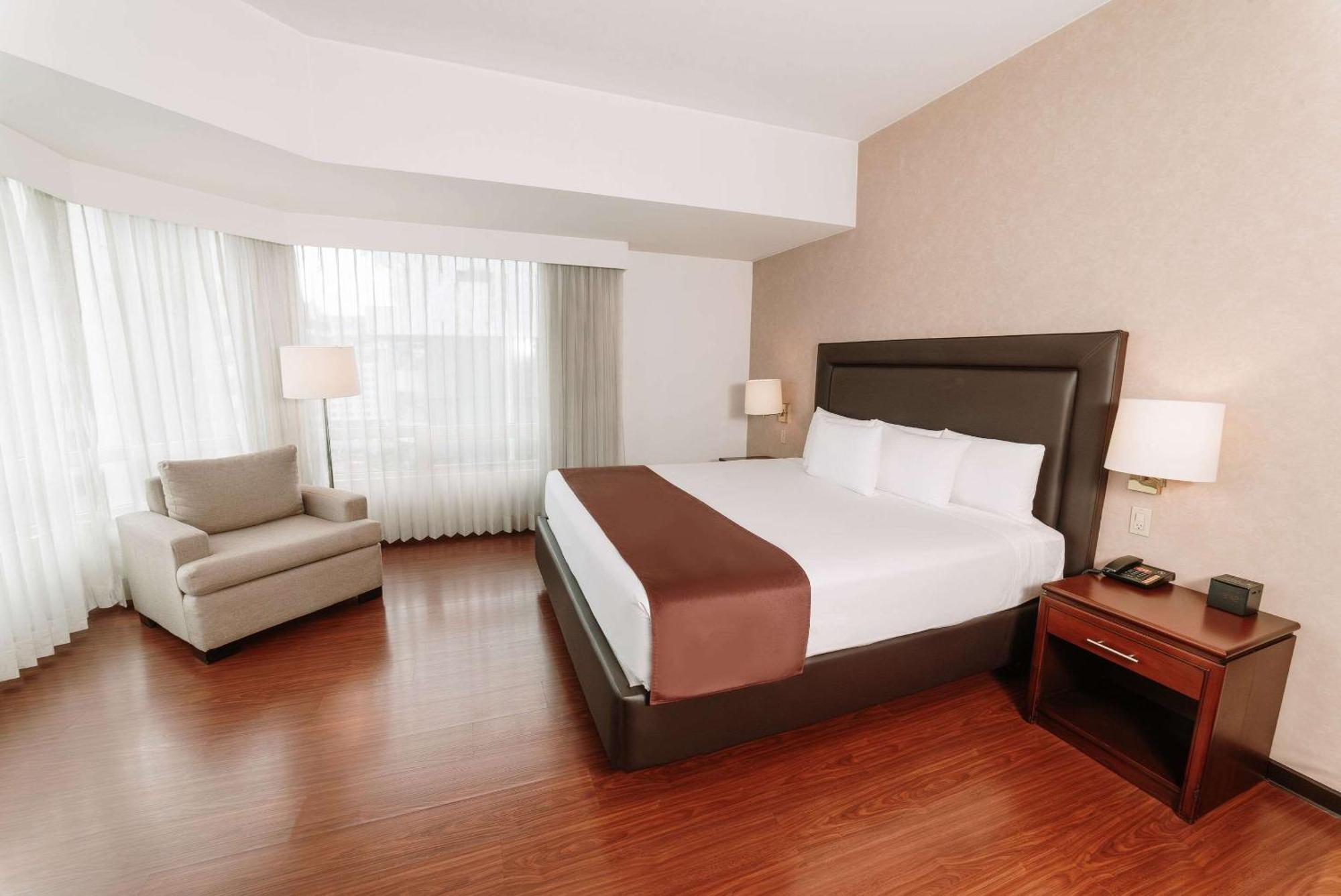Clarion Suites Guatemala City Exterior foto A bedroom at the hotel