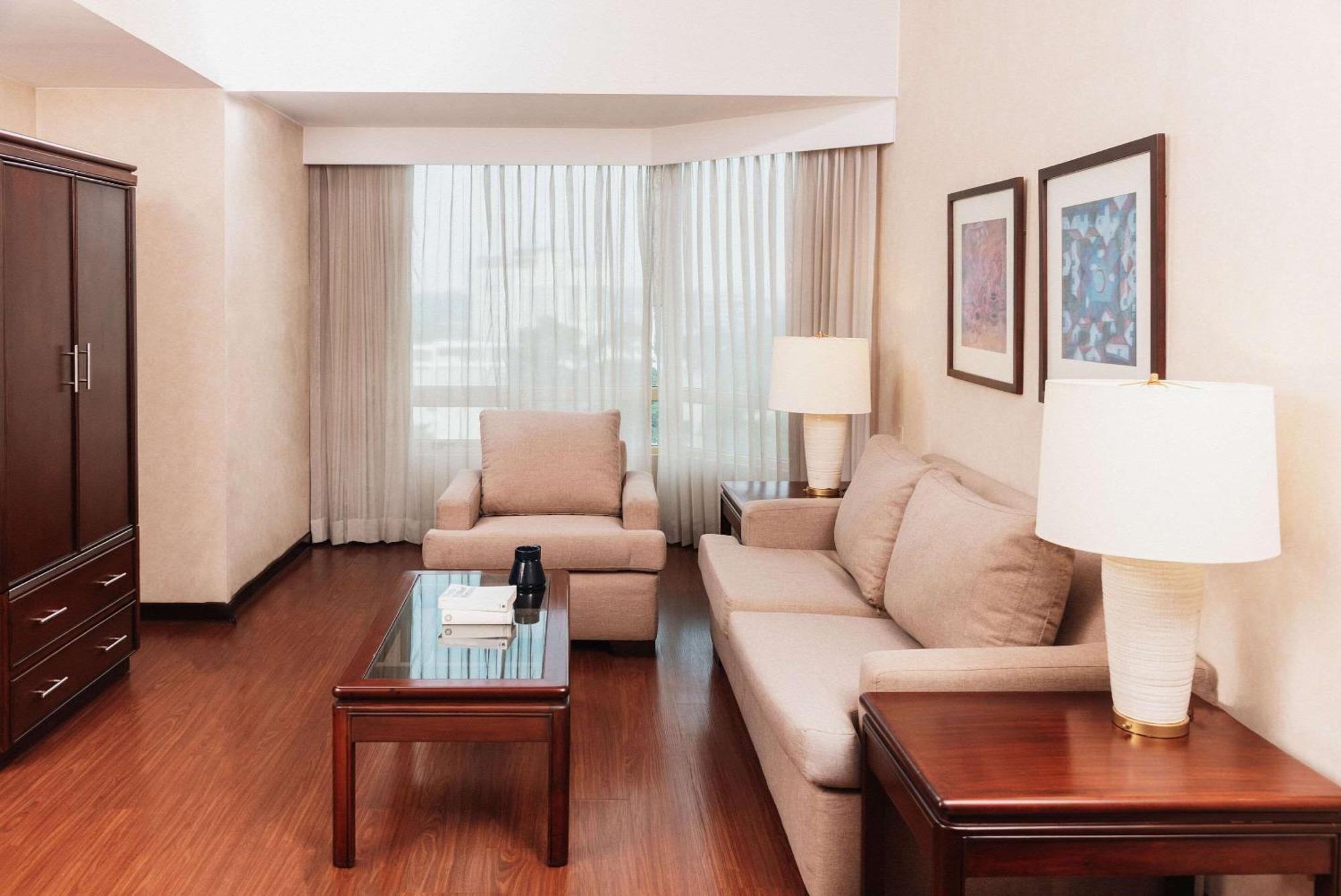 Clarion Suites Guatemala City Exterior foto Living room