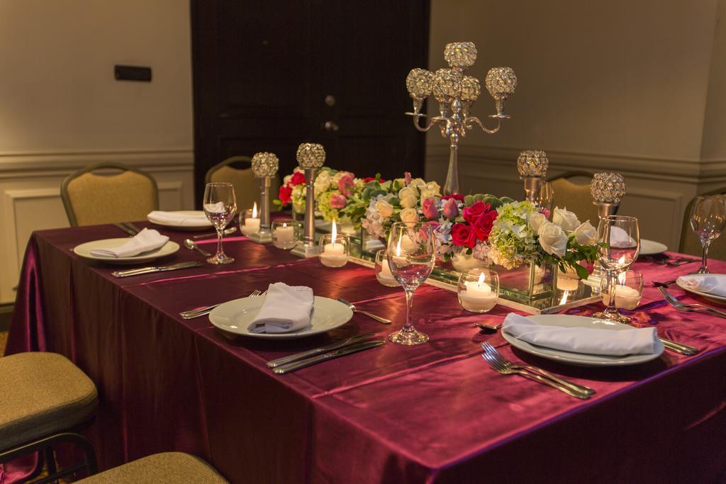 Clarion Suites Guatemala City Exterior foto A table set for a formal dinner